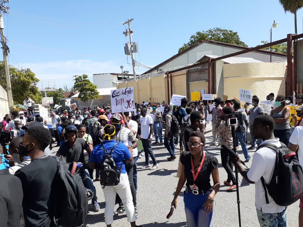 Sit-in devant le MJCP 