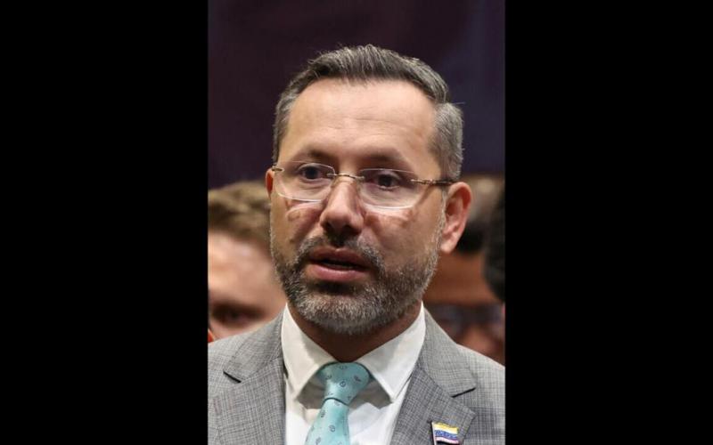 Le Ministre du Logement Jaime Andrés Beltran critiqué pour des vacances en pleine crise