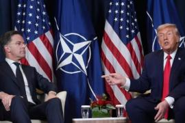 Le président Donald Trump, à droite, rencontre le secrétaire général de l'OTAN, Mark Rutte